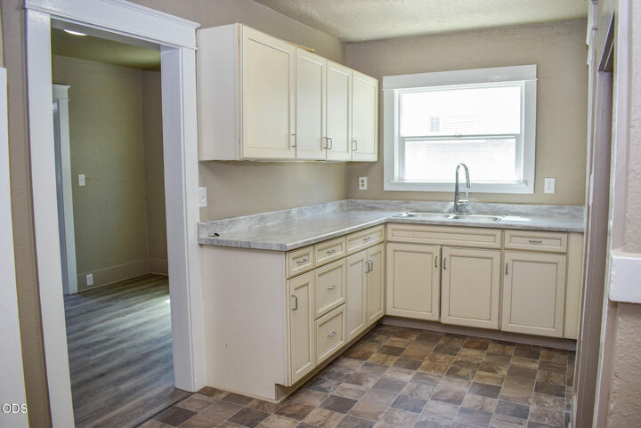 Property Photo: 515 N Riverside Avenue OR 97501