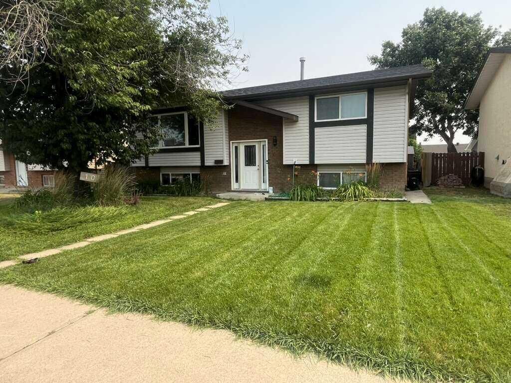 Property Photo:  10 Chow Avenue SE  AB T1B 2T1 