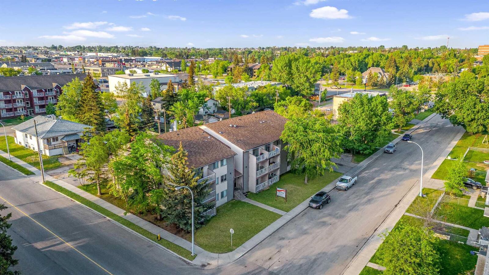 Property Photo:  10028 105 Avenue 18  AB T8V 1H1 