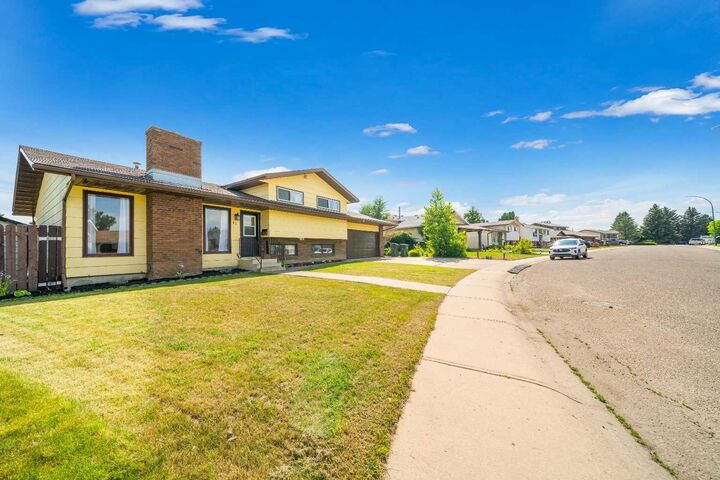 Property Photo: 61 Rossmere Way SE AB T1B 2M7
