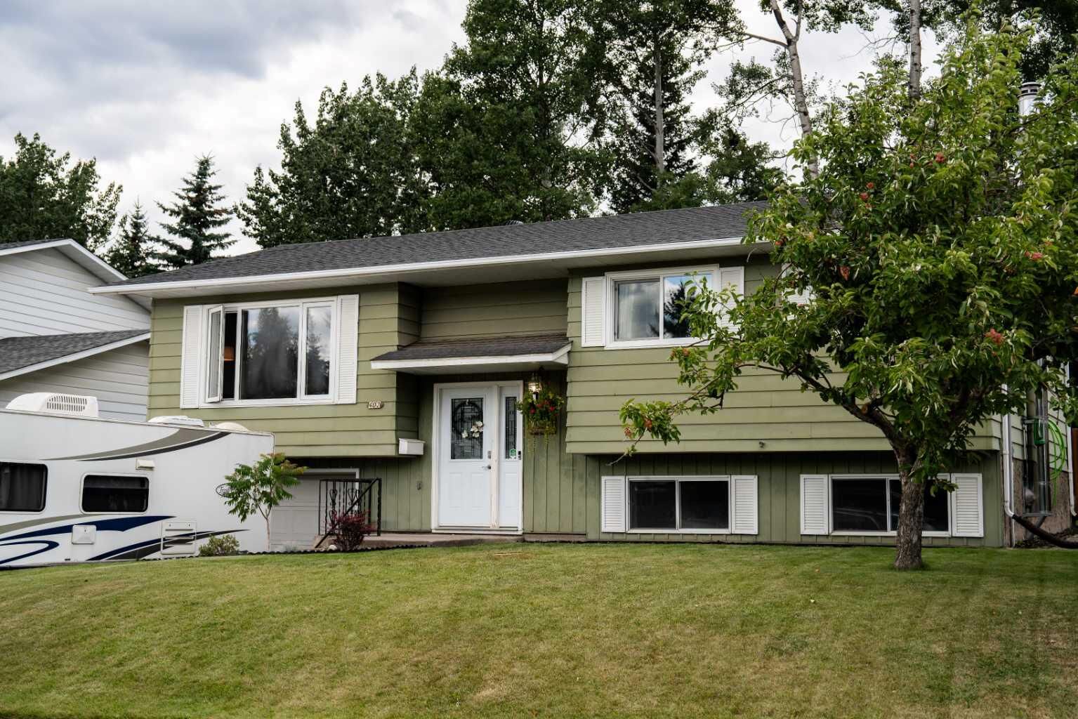 Property Photo: 402 Mountain Street AB T7V 1K6