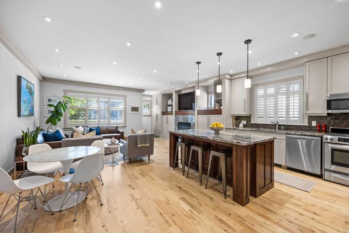 Property Photo:  211 32 Avenue NW  AB T2M 2P8 