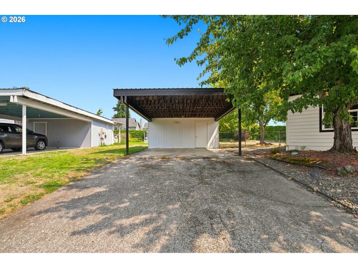 Property Photo: 655 NE Burnett Rd 4 OR 97128