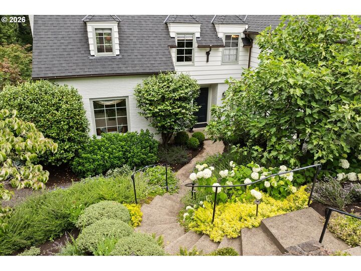 Property Photo: 2700 SW English Ln OR 97201