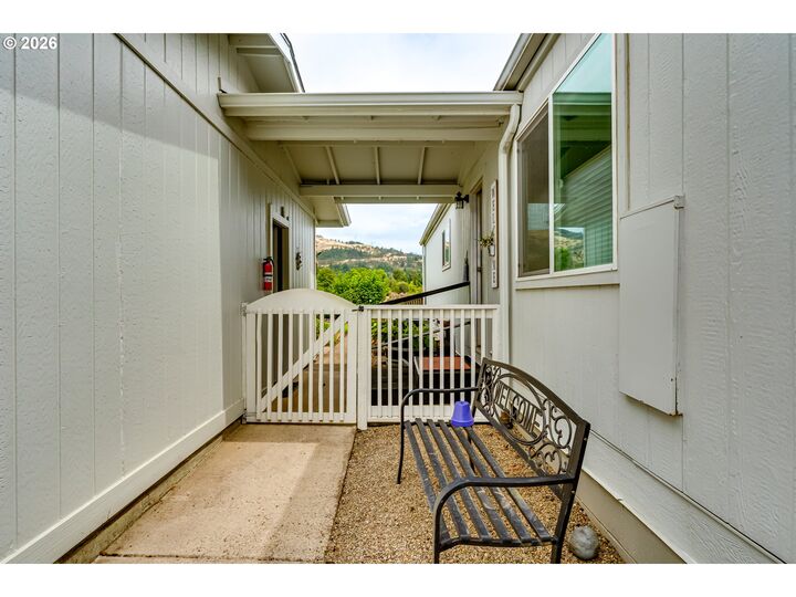 Property Photo: 85729 Chelsea Ln OR 97405