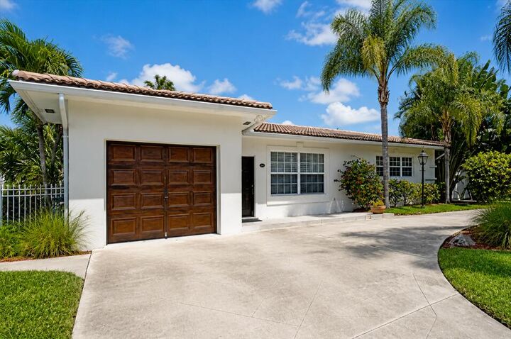 Property Photo: 2031 Pleasant Drive FL 33408