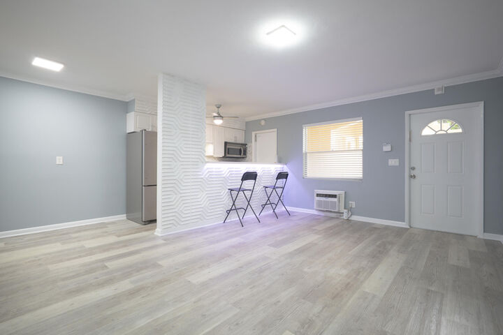 Property Photo: 2621 Grant Street 10A FL 33020