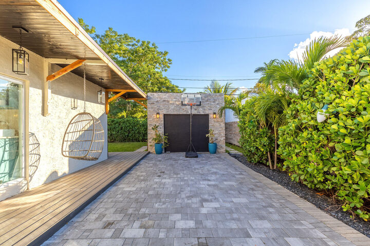 Property Photo: 726 Lytle Street FL 33405