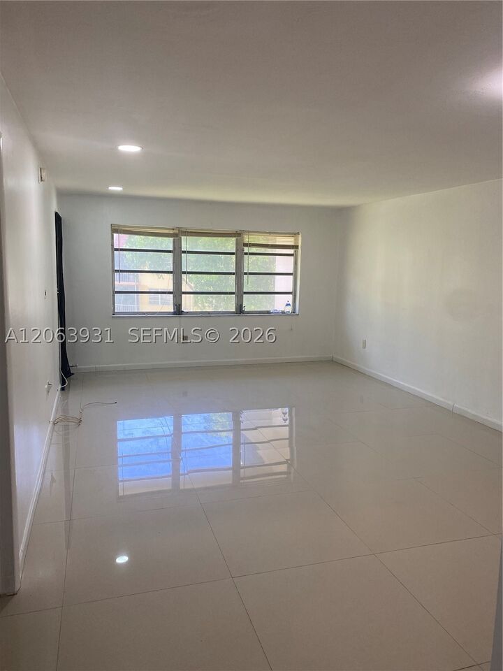 Property Photo: 1550 NE 191st St 309 FL 33179