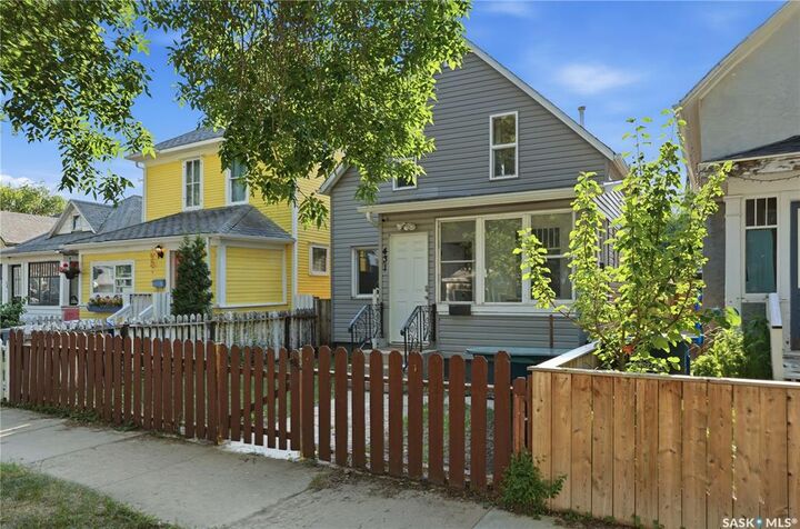 Property Photo:  431 G Avenue S  SK S7M 1V5 