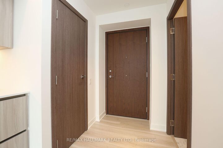 Property Photo:  17 Bathurst Street 4007  ON M6A 2E1 