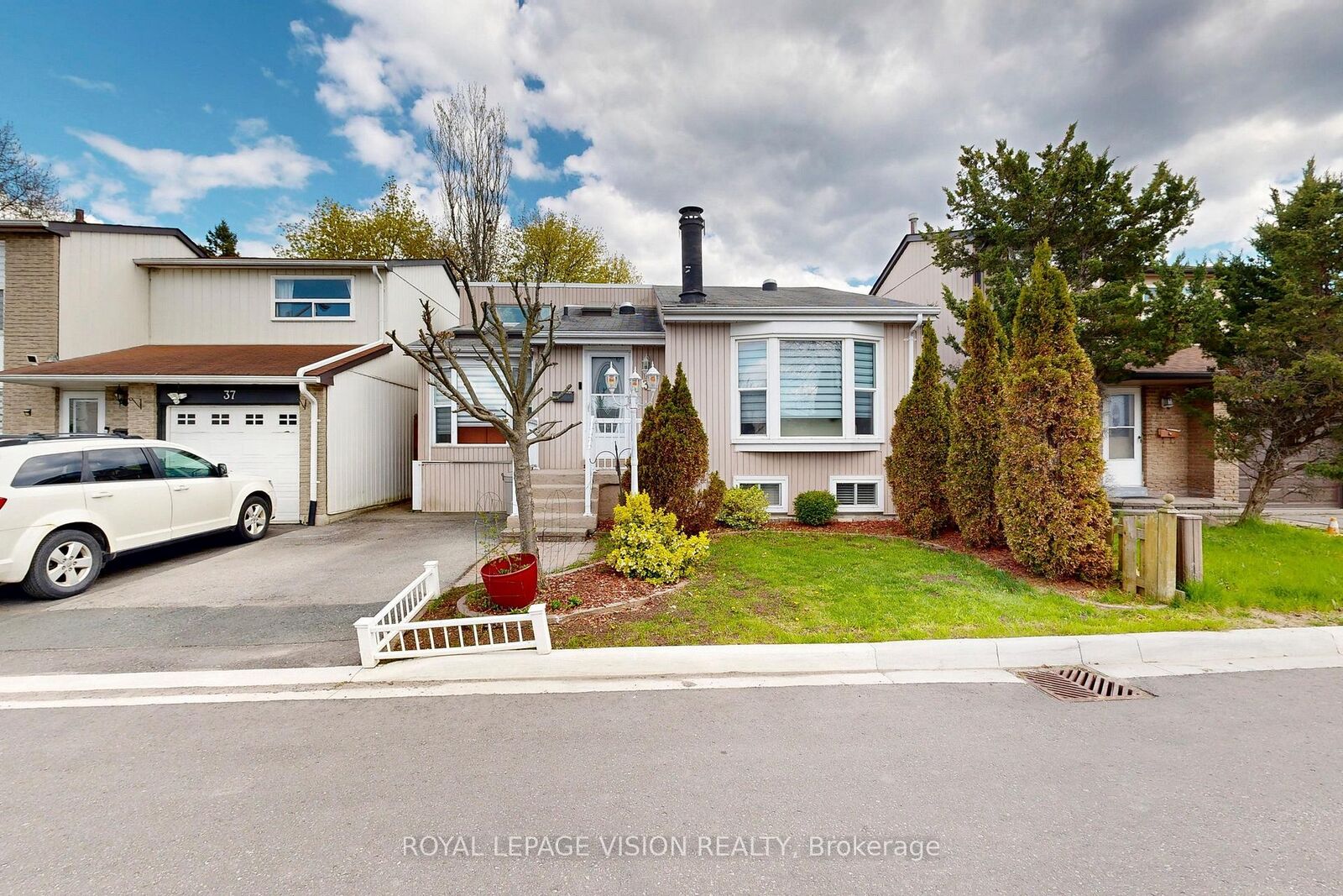 Property Photo:  39 Lucas Lane 16  ON L1S 3P7 