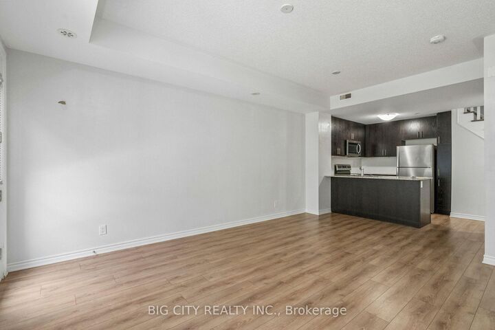 Property Photo:  85 Eastwood Park Garden Trail 25  ON M8W 0B2 