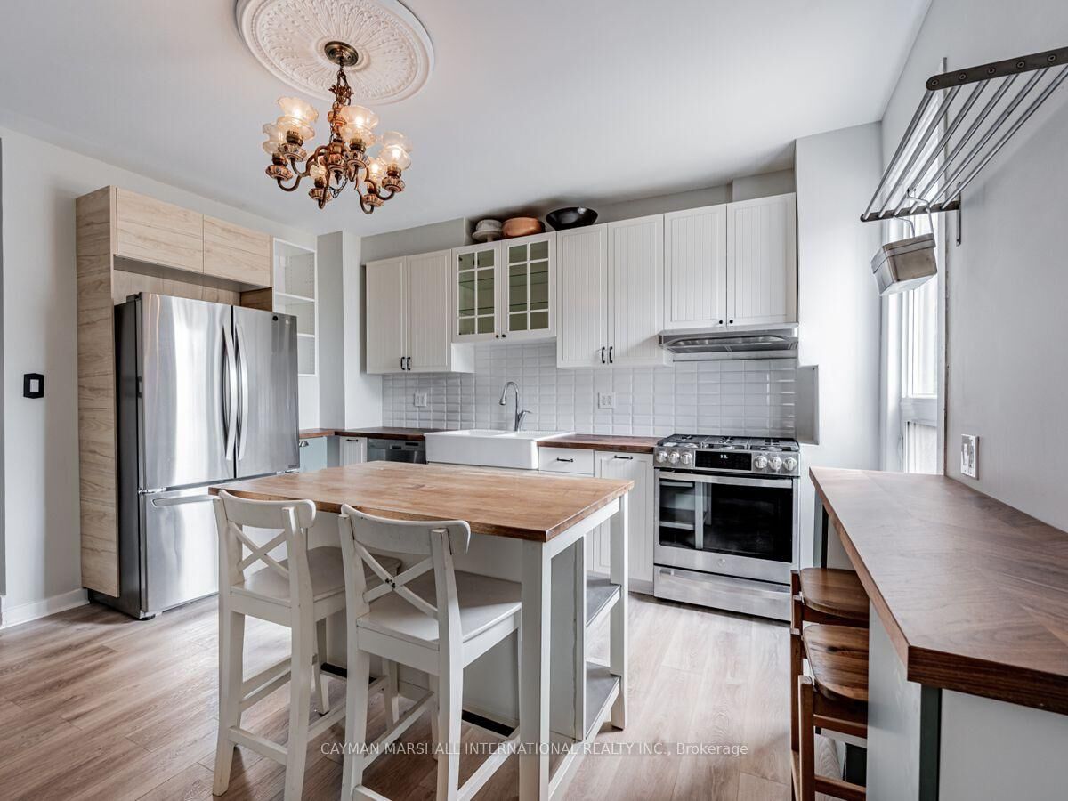 Photo de la propriété: 47 Burnfield Avenue ON M6G 1Y4