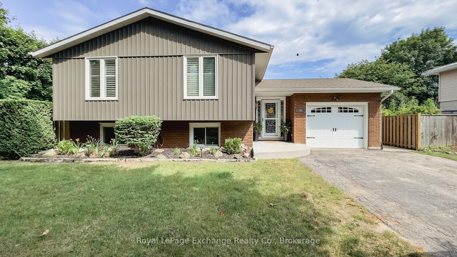 Property Photo:  29 Anne Marie Crescent  ON N2Z 2N1 