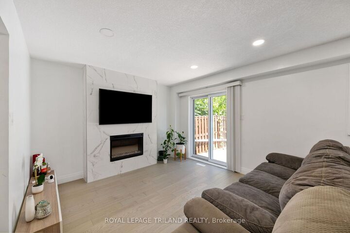 Property Photo: 711 Osgoode Drive 43 ON N6E 2C8