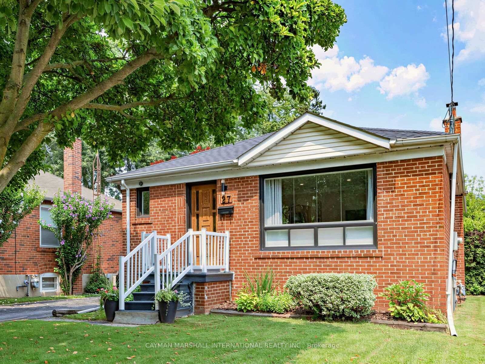 Property Photo: 27 Maple Avenue N ON L5H 2R9