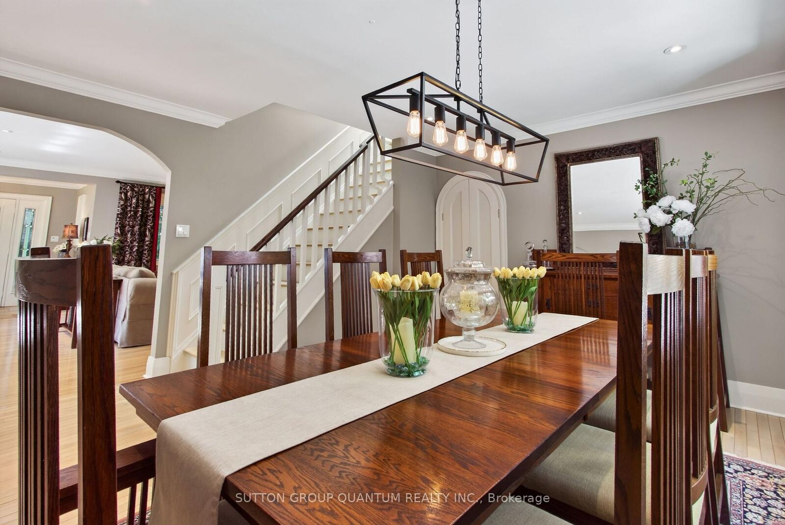 Property Photo: 1391 Queen Victoria Avenue ON L5H 3H2