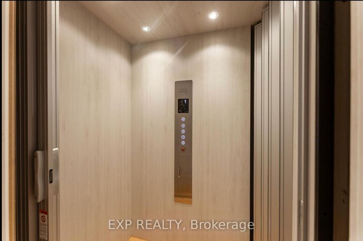 Property Photo: 209 Wyndham Street ON L5M 2S5