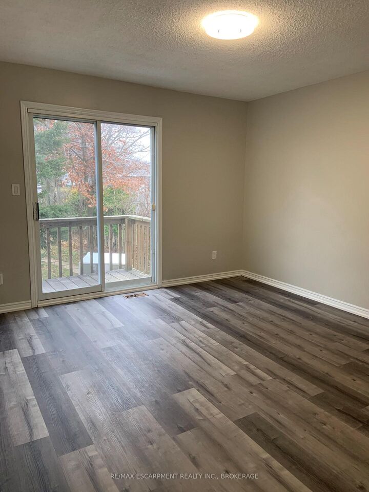 Property Photo:  87 Chapel Hill Crescent Main  ON L3C 6G8 