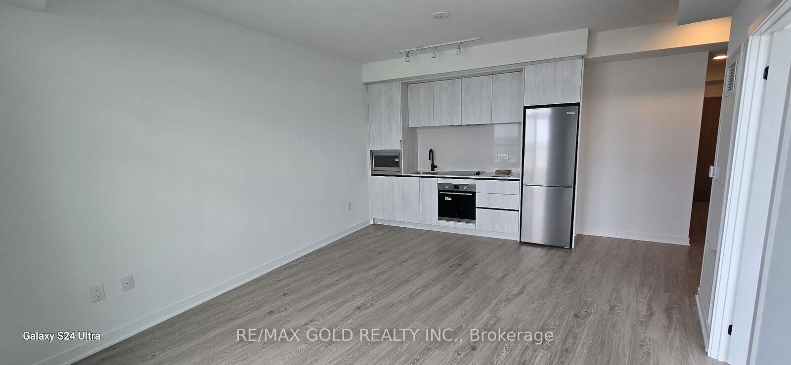 Property Photo:  2495 Eglinton Avenue W 1613  ON L5M 2T2 