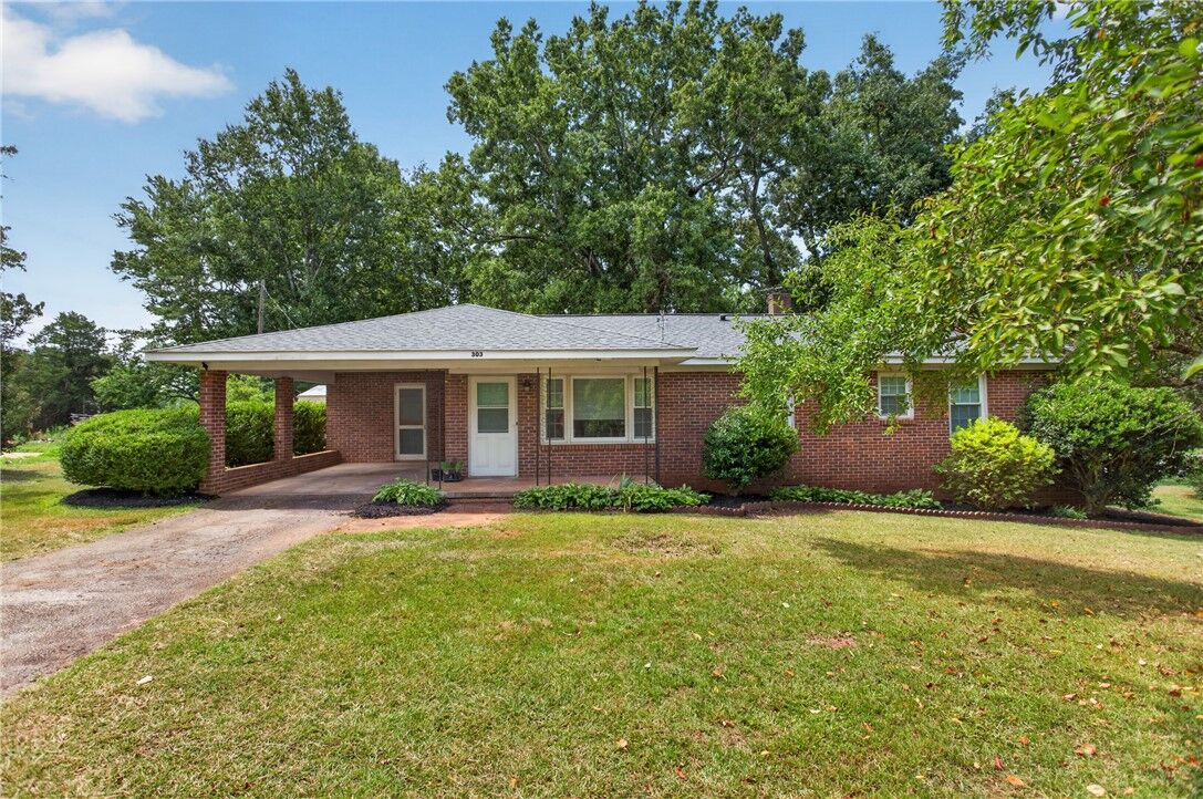 Property Photo: 303 Evergreen Forest Drive SC 29678
