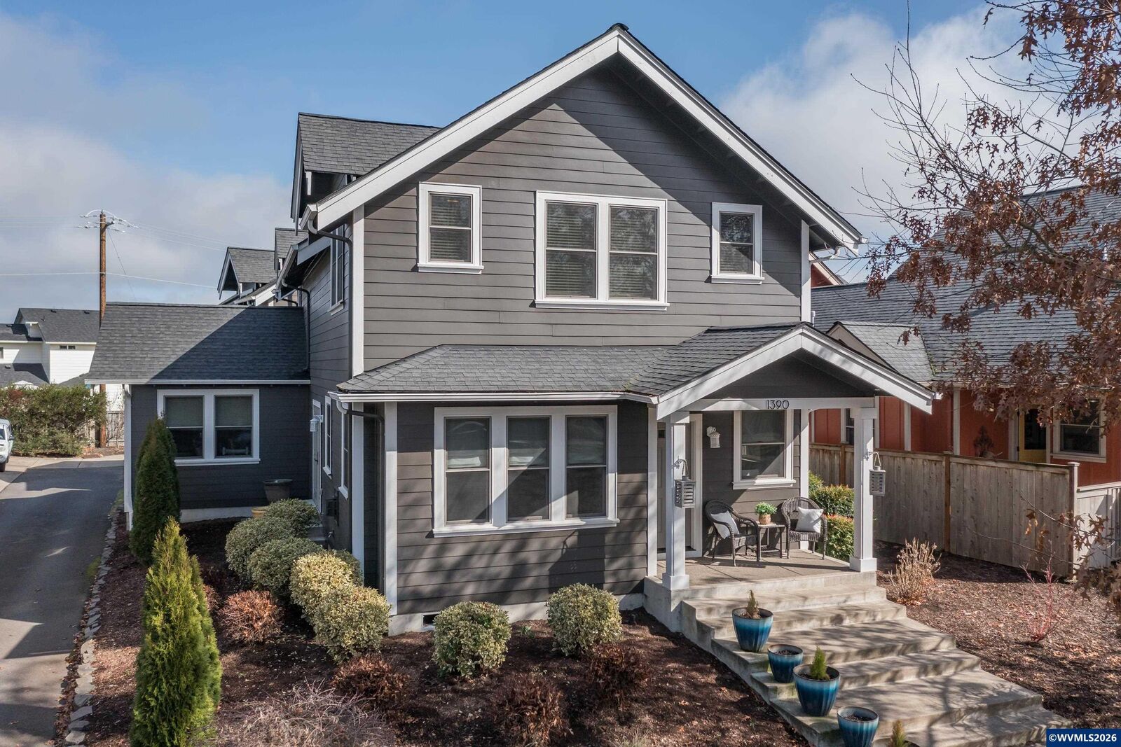 Property Photo: 1390 Gwinn St E OR 97361