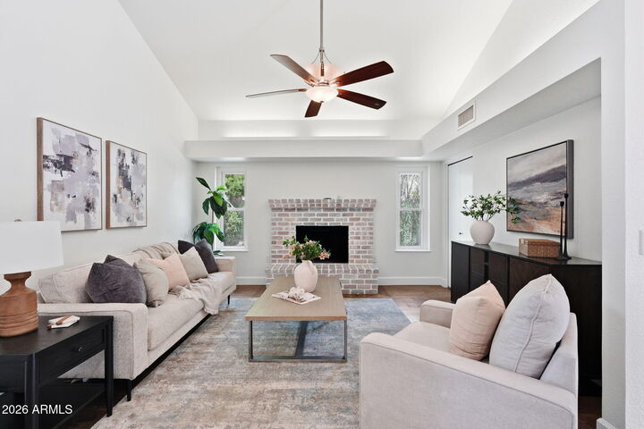 Property Photo: 933 E Leeward Lane AZ 85283