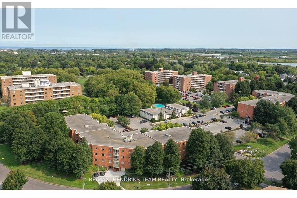 Property Photo:  33 Leaside Drive 203  ON L2M 4G2 