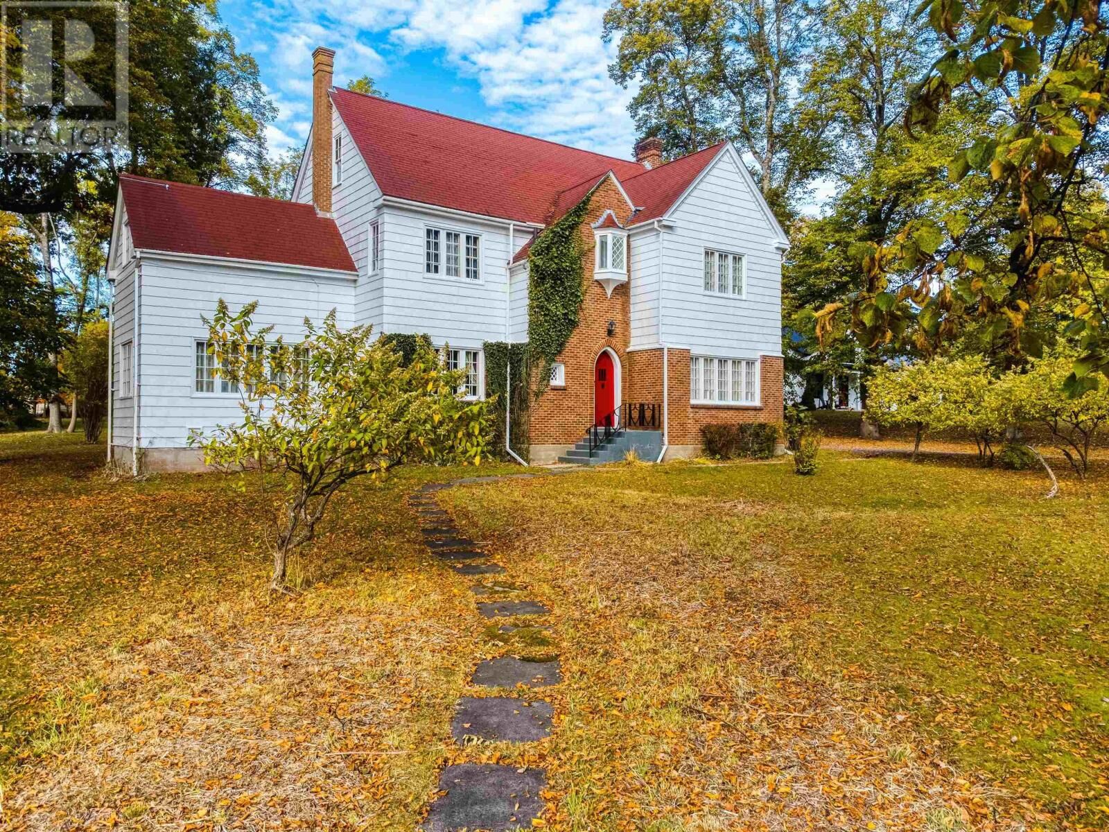 Property Photo: 68 Cottage Street NS B0K 1H0