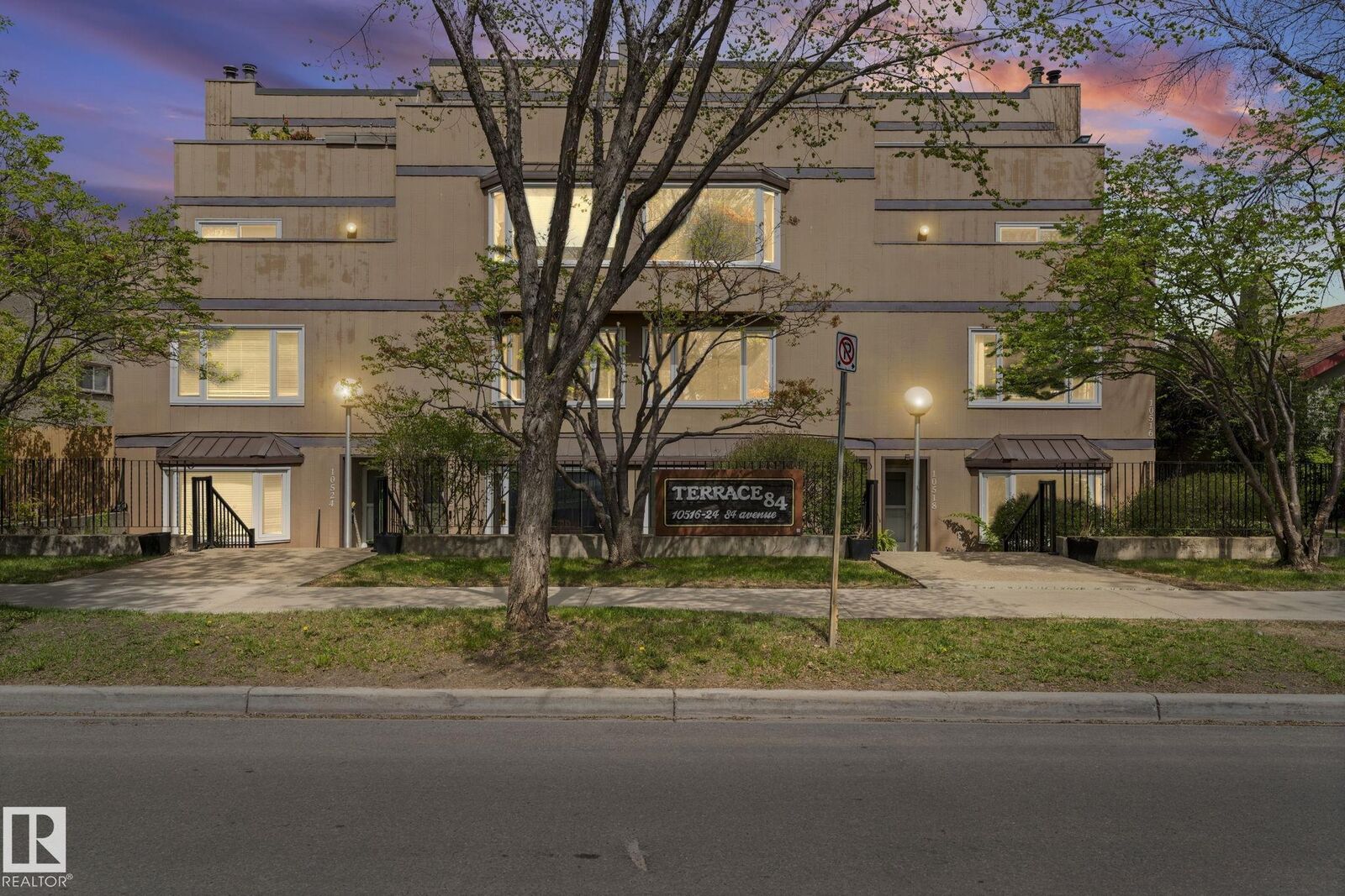 Property Photo:  10518 84 Avenue NW  AB T6E 2H4 