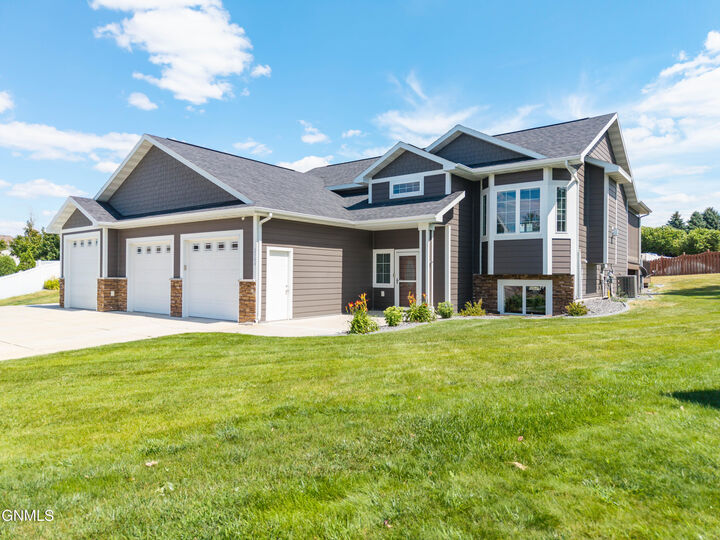 Property Photo: 2304 Eastview Place SE ND 58554