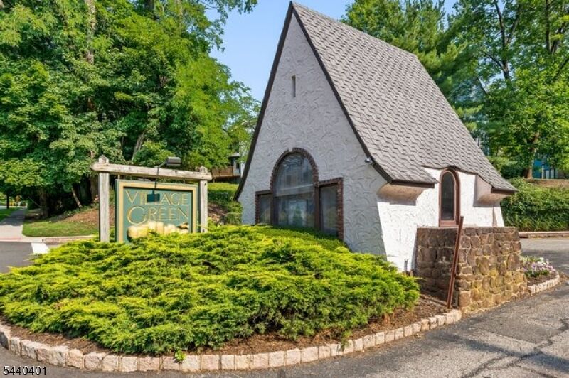 Property Photo:  22 Village Green Ct  NJ 07079 