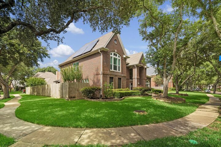 Property Photo: 26 Epping Forest Way TX 77479