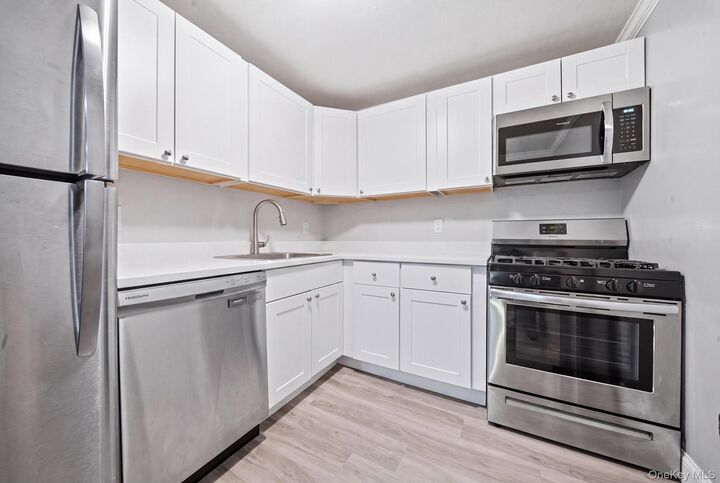 Property Photo:  3 Newbrook Lane 3  NY 11706 