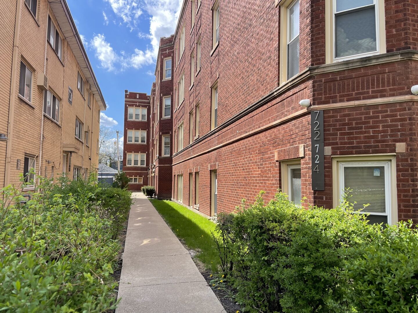 Property Photo: 722 N Austin Boulevard 1E IL 60302