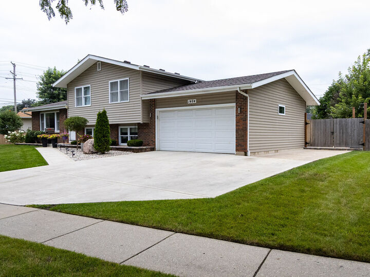 Property Photo: 1484 Royal Boulevard IL 60123