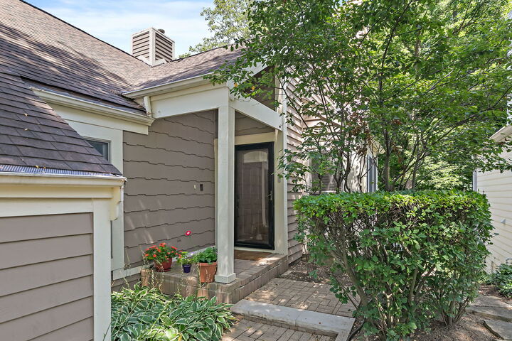 Property Photo:  30 Whittington Crse  IL 60174 