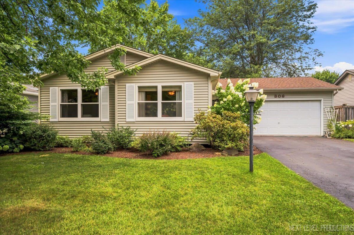 Property Photo: 306 Pin Oak Drive IL 60542