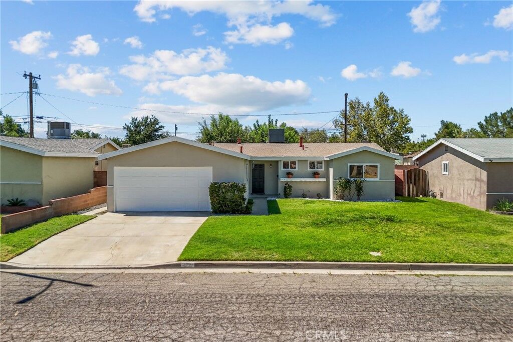 Property Photo: 512 E Lingard CA 93535