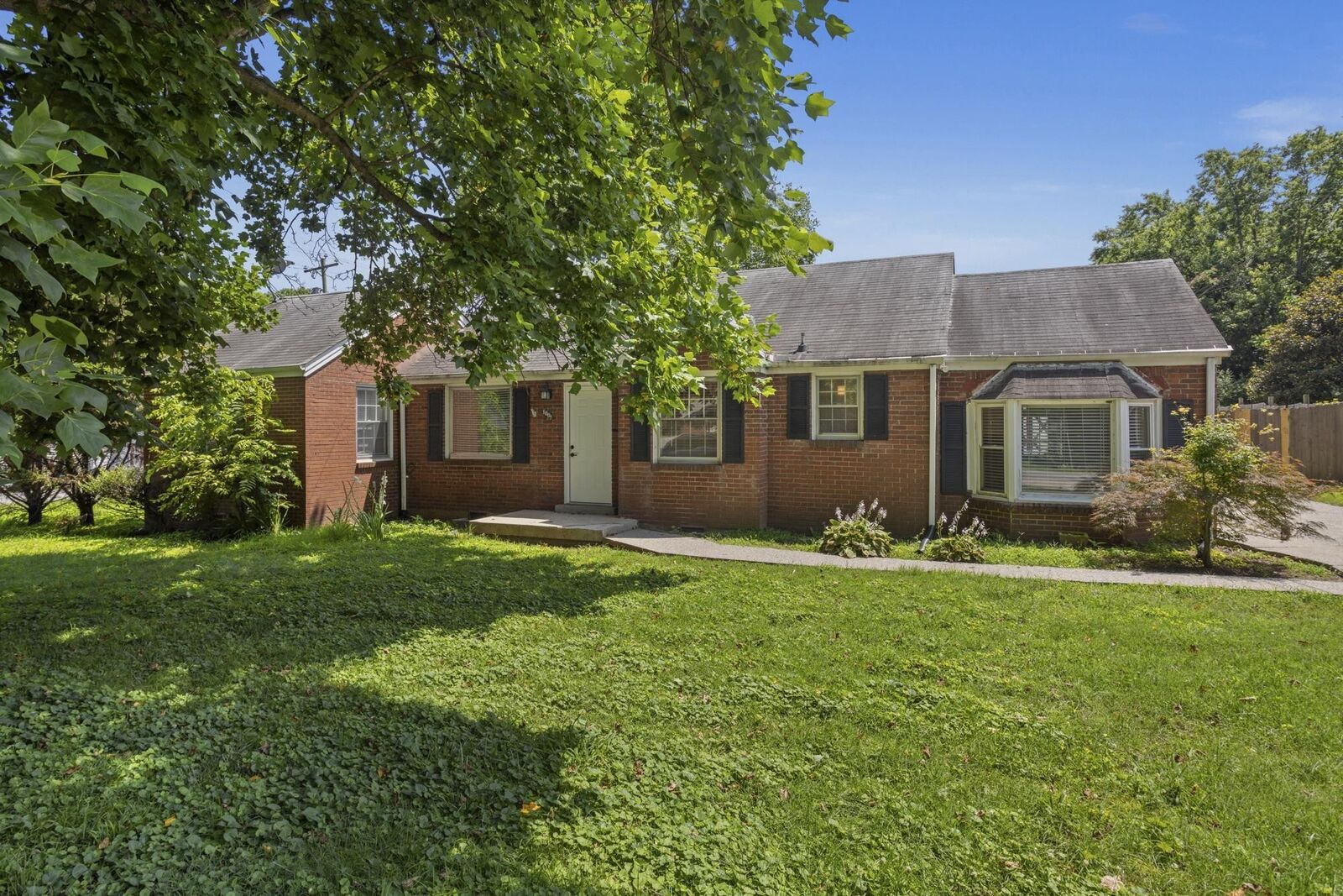 Property Photo: 1001 Horseshoe Dr TN 37216