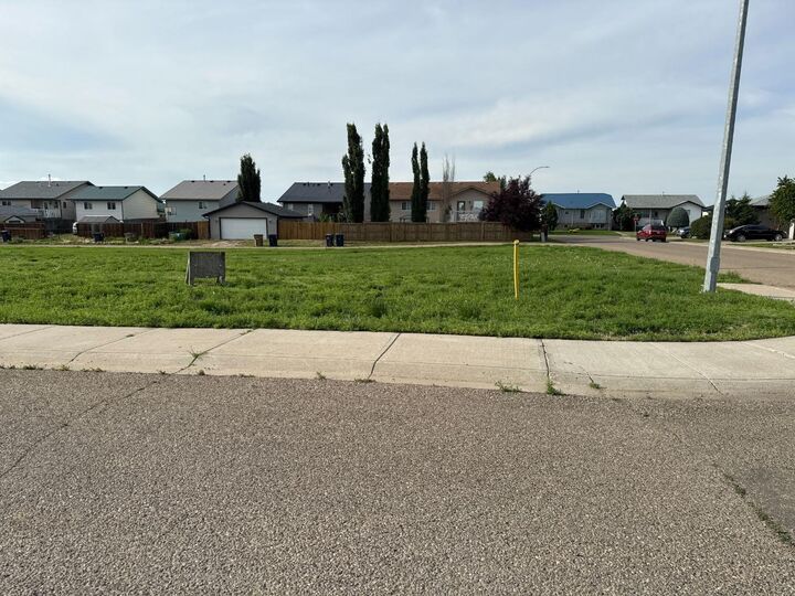 Property Photo:  95 Upland Manor W  AB T1R 1P9 