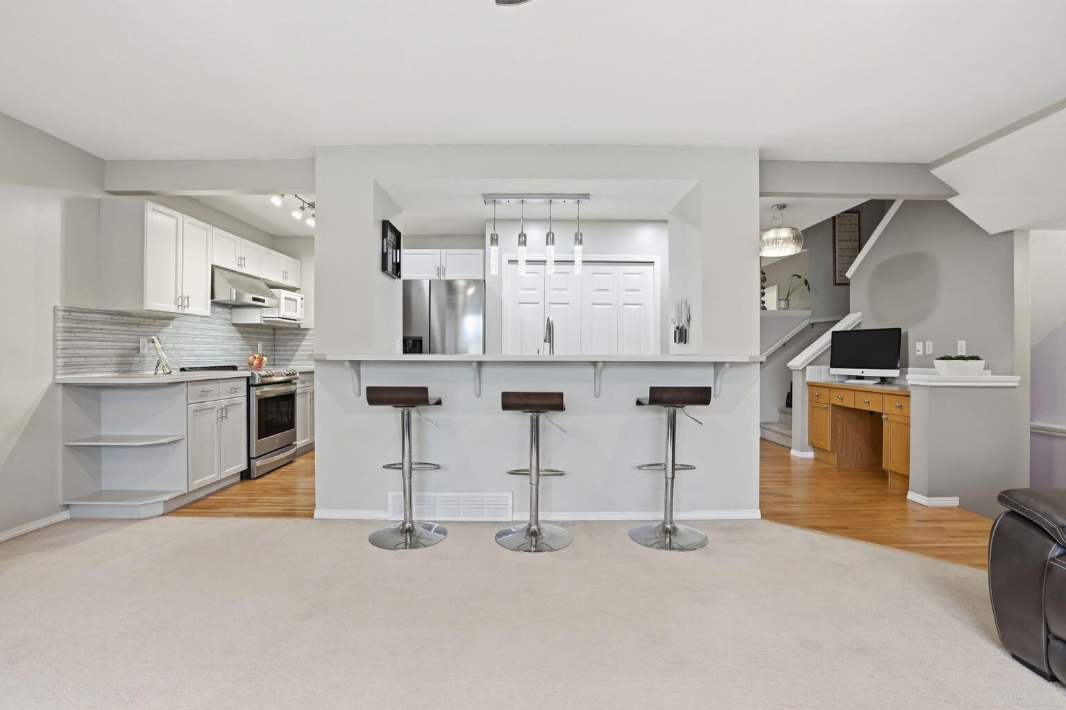 Property Photo: 450 Elgin Way SE AB T2Z 3Y6