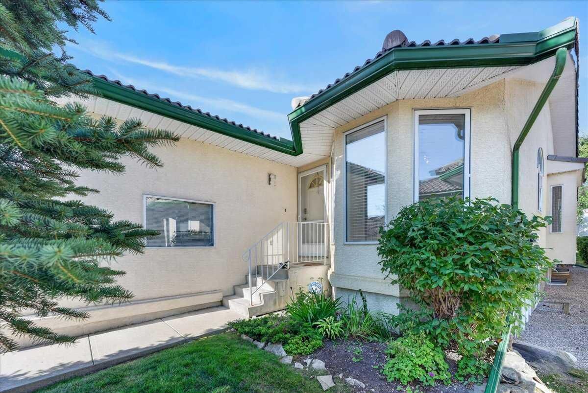 Property Photo:  21 Strathearn Gardens SW  AB T3H 2R1 