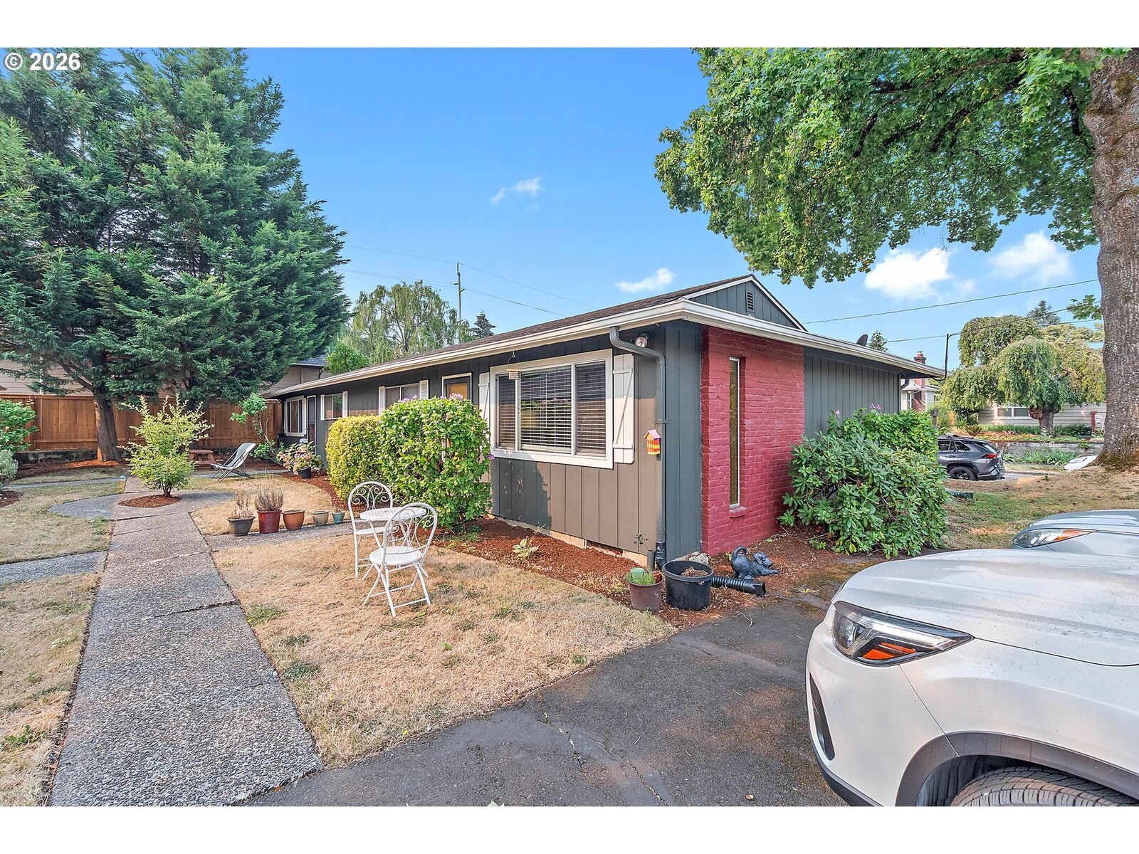 Property Photo:  804 SE Nehalem St  OR 97202 