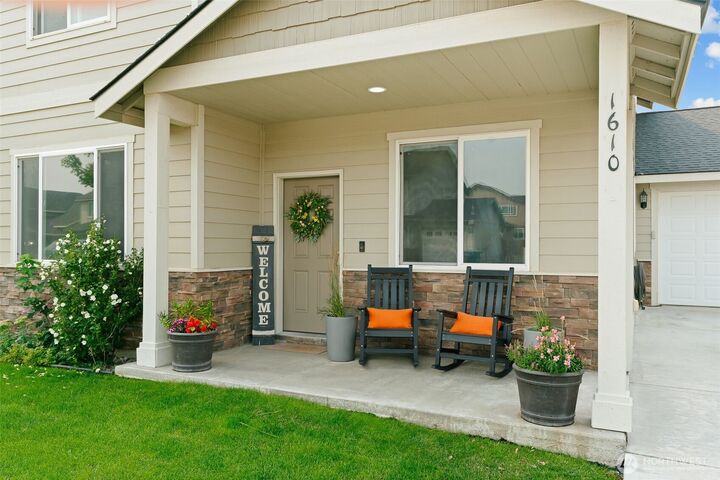 Property Photo:  1610 E Spokane Avenue  WA 98926 