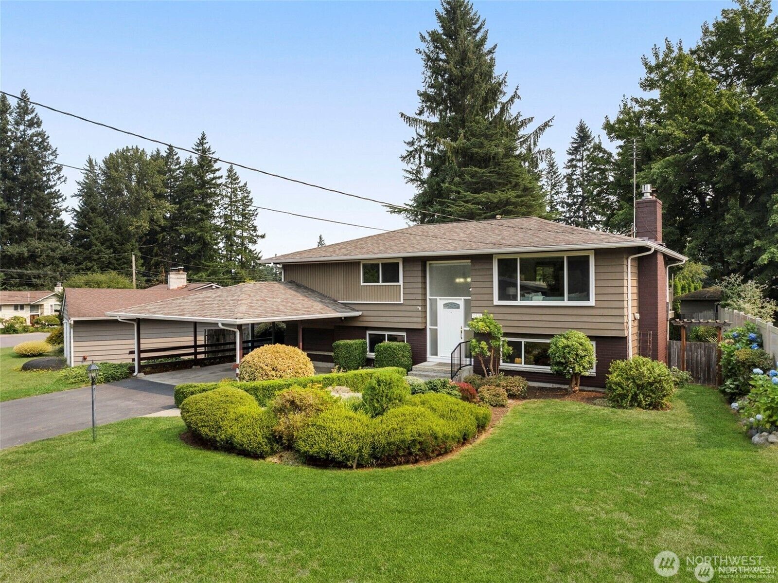 Property Photo:  2520  166th Avenue NE  WA 98008 