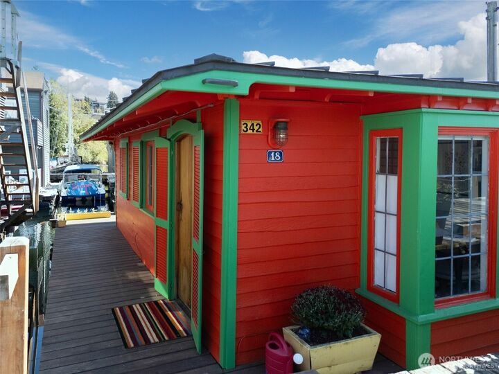 Property Photo:  2727  Fairview Avenue E 18  WA 98102 