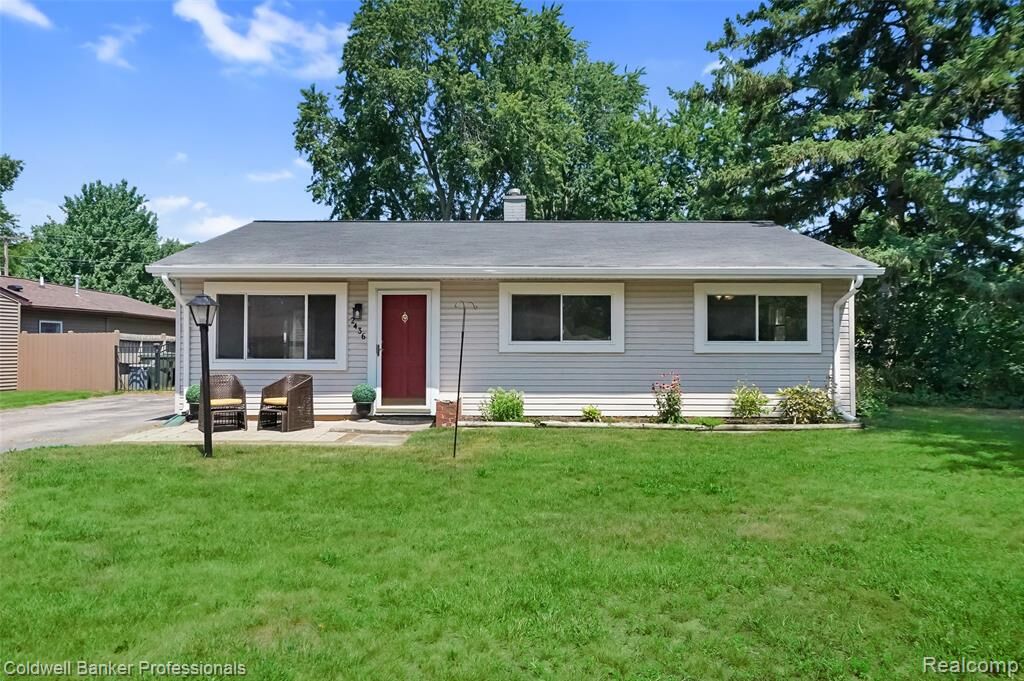 Property Photo:  2436 Toby Road  MI 48359 