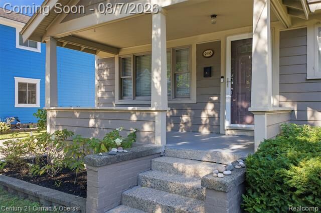Property Photo:  916 Knowles Street  MI 48067 